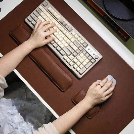 【防水PUレザーデスクマット3点セット】大型マウスパッド・リストレスト付き｜滑り止め・キーボード対応・オフィス＆在宅ワークに最適